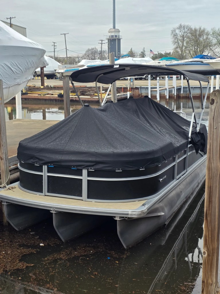 Harris 210 Cruiser exterior at the dock